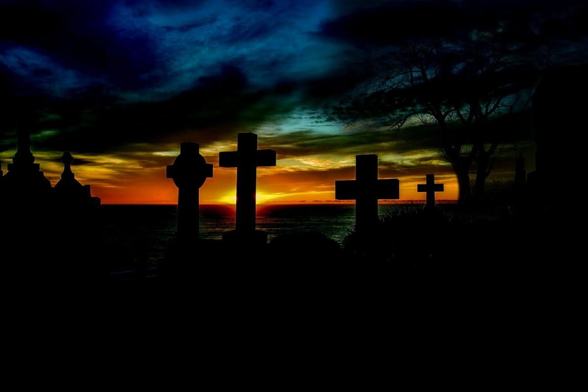 Croix et tombes dans un cimetière à la tombée du jour - Image : pixabay.com