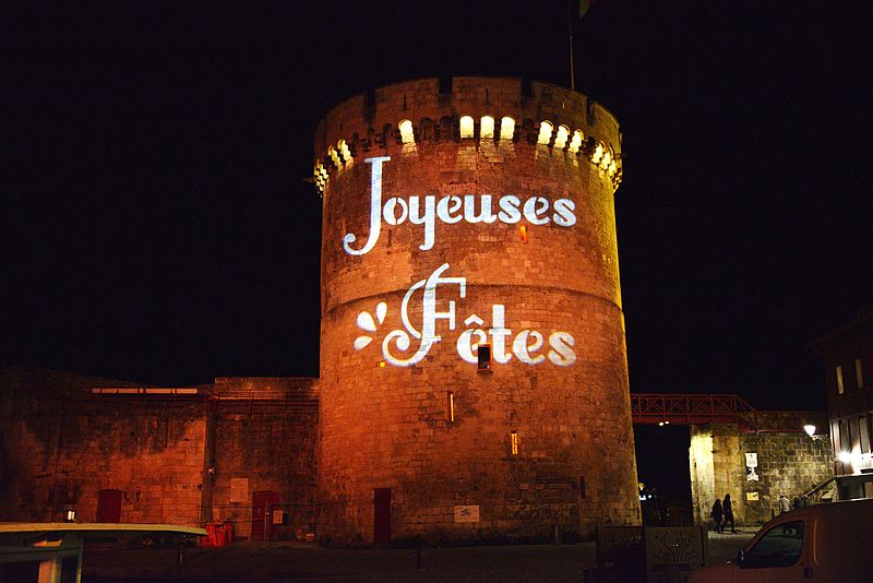 Illumination des tours du Port de La Rochelle pour les fêtes de fin d'année - Photo : commons.wikimedia.org