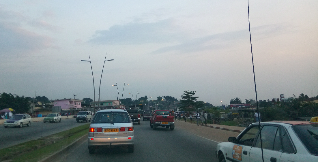 Libreville - Le boulevard qui sépare le quartier La-la-la en deux - Photo : Roger Mawulolo