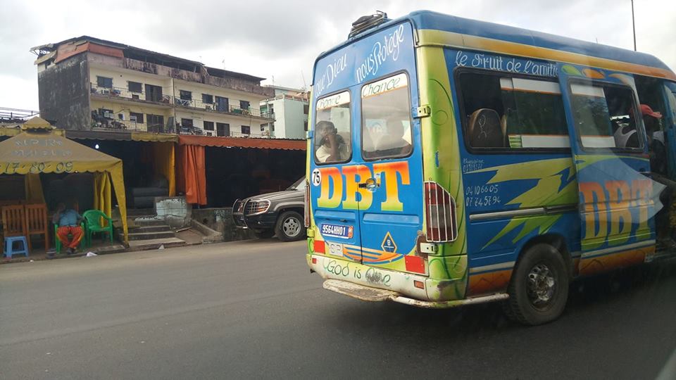 Un gbaka en circulation à Abidjan - Photo : Roger Mawulolo