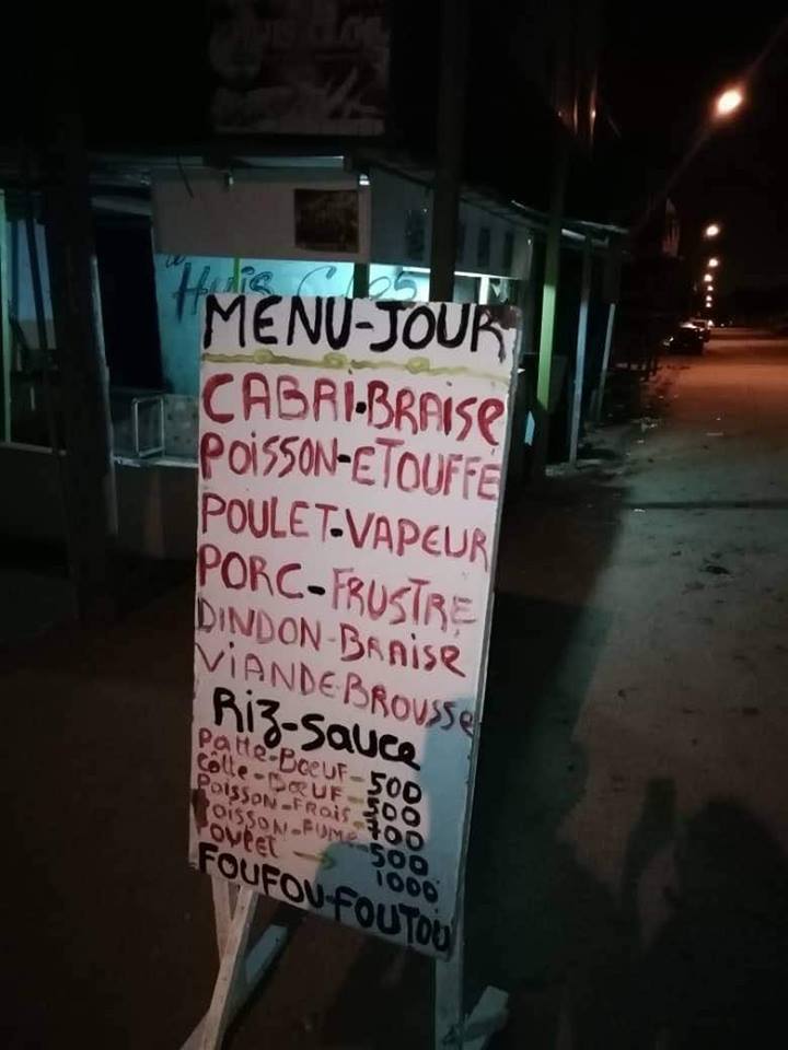 Panneau d'un vendeur de nourriture à Abidjan - Photo : Roger Mawulolo
