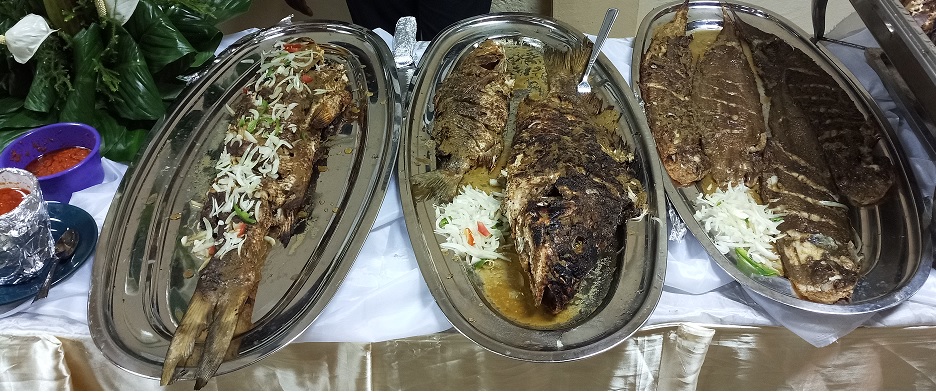 Plat de poissons braisé à Douala - Crédit Photo : Roger Mawulolo