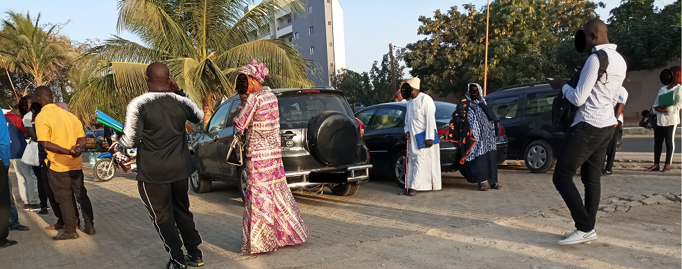 Demandeurs de visa devant le centre de dépôt de Dakar - Photo et retouches : Roger Mawulolo