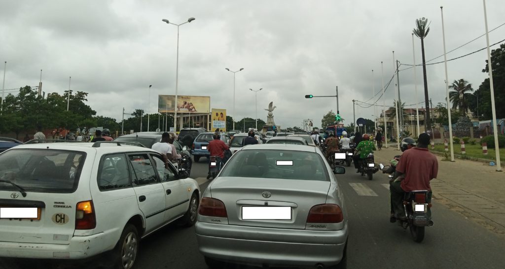 Scène de circulation au rond-point Colombe de la paix - Lomé, Togo le 26 octobre 2019 - Photo : Roger Mawulolo