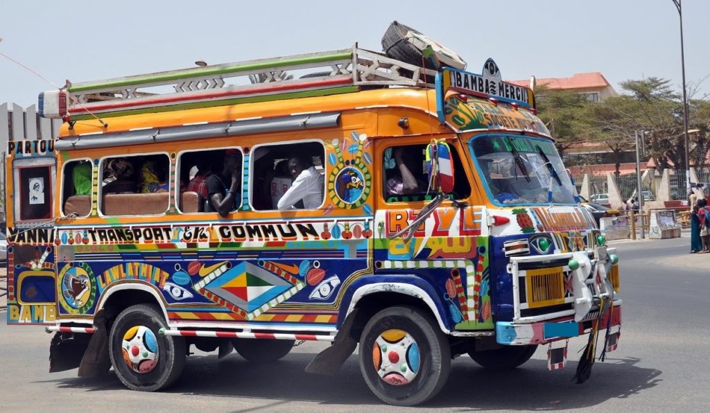 Car rapide à Dakar - Crédit image : Image libre sur pixabay
