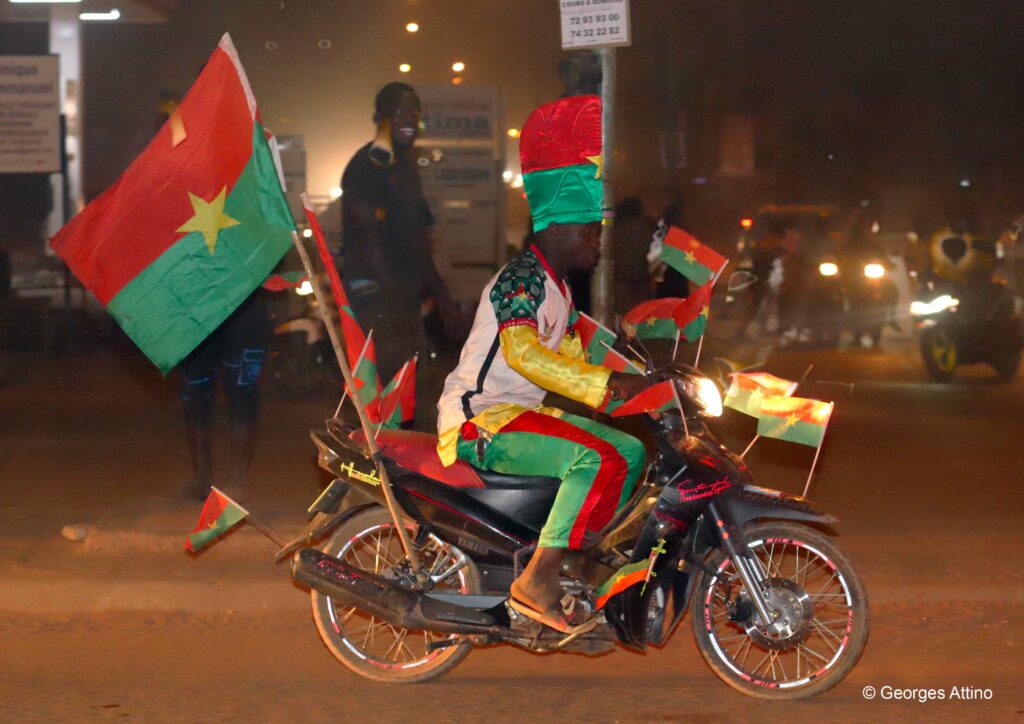 Ouagadougou - Un supporter célébrant les exploits des Etalons à  la CAN 2022 - Photo : Georges Attino (avec son aimable autorisation)