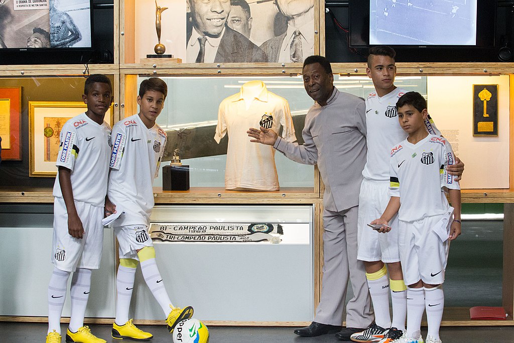 Pelé avec de jeunes footballeurs au musée portant son nom