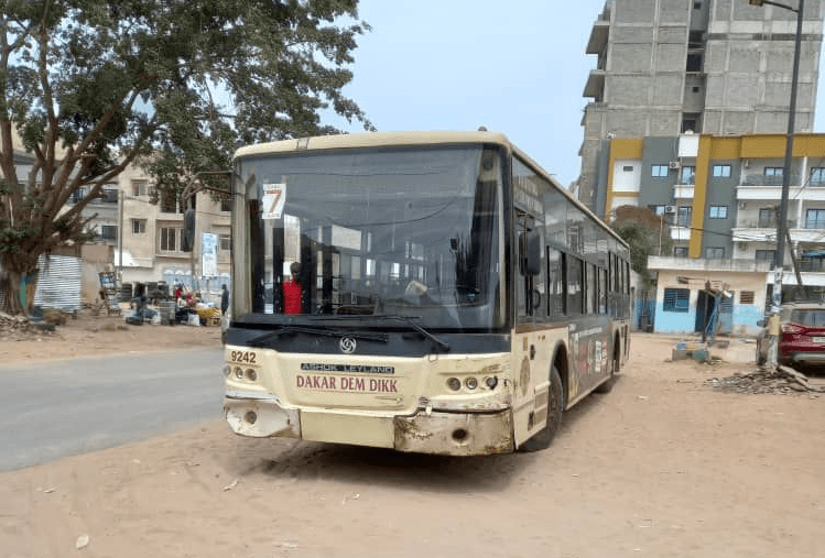 Un bus Dakar Dem Dikk en stationnement